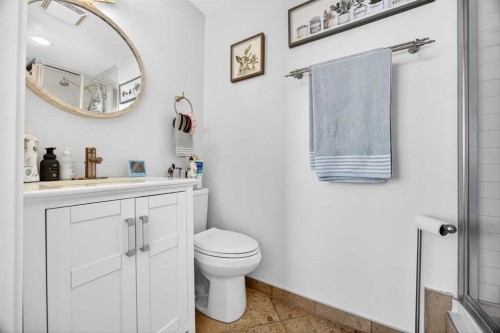 301-516 Cedar Crescent Sw, Calgary, AB - Indoor Photo Showing Bathroom