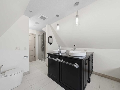 10703 Willowgreen Drive Se, Calgary, AB - Indoor Photo Showing Bathroom