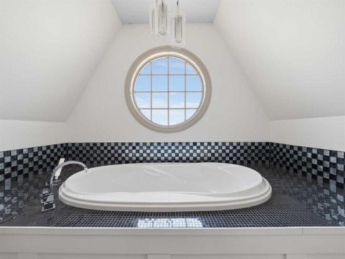 10703 Willowgreen Drive Se, Calgary, AB - Indoor Photo Showing Bathroom