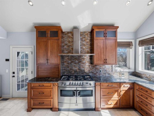 10703 Willowgreen Drive Se, Calgary, AB - Indoor Photo Showing Kitchen