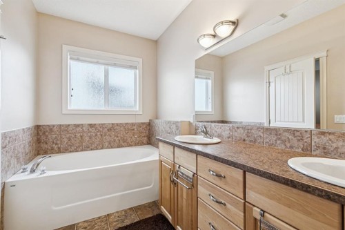 937 Cimarron Park Close, Okotoks, AB - Indoor Photo Showing Bathroom