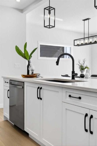 997 Alpine Drive Sw, Calgary, AB - Indoor Photo Showing Kitchen