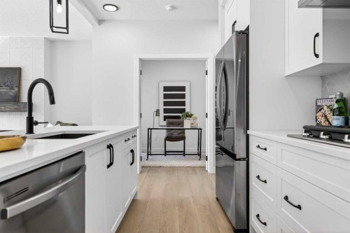 997 Alpine Drive Sw, Calgary, AB - Indoor Photo Showing Kitchen With Upgraded Kitchen