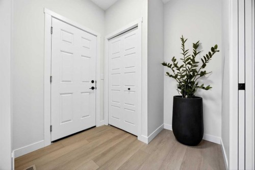 997 Alpine Drive Sw, Calgary, AB - Indoor Photo Showing Other Room