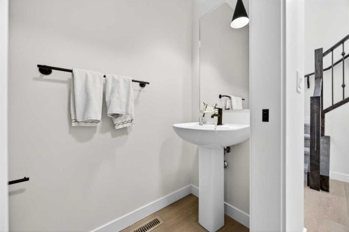 997 Alpine Drive Sw, Calgary, AB - Indoor Photo Showing Bathroom
