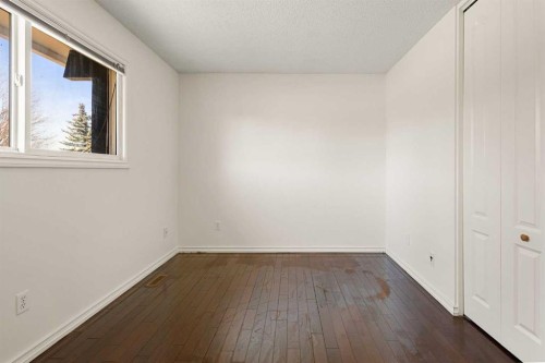 268 Madeira Place Ne, Calgary, AB - Indoor Photo Showing Other Room