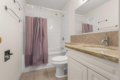 268 Madeira Place Ne, Calgary, AB - Indoor Photo Showing Bathroom