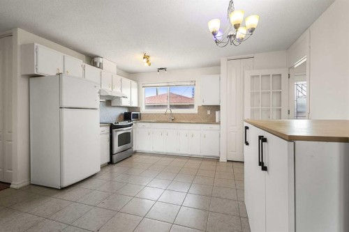 268 Madeira Place Ne, Calgary, AB - Indoor Photo Showing Kitchen
