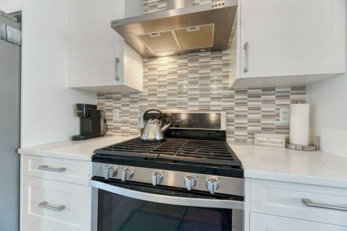 204 Sundown Road, Cochrane, AB - Indoor Photo Showing Kitchen