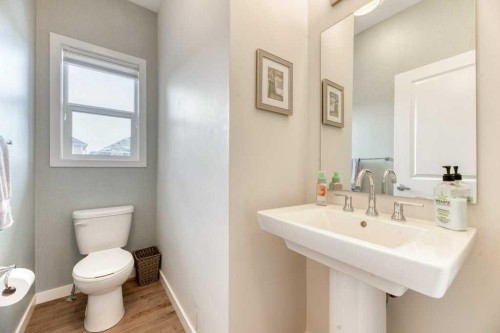 204 Sundown Road, Cochrane, AB - Indoor Photo Showing Bathroom