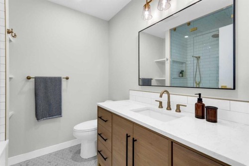 40 Deermont Road Se, Calgary, AB - Indoor Photo Showing Bathroom