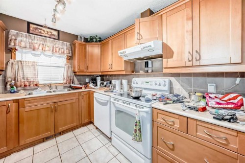243 Erin Meadow Close, Calgary, AB - Indoor Photo Showing Kitchen With Double Sink