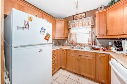 243 Erin Meadow Close, Calgary, AB - Indoor Photo Showing Kitchen With Double Sink