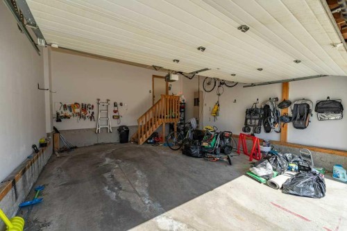 322 Rockyspring Circle Nw, Calgary, AB - Indoor Photo Showing Garage