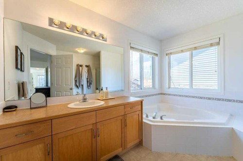 322 Rockyspring Circle Nw, Calgary, AB - Indoor Photo Showing Bathroom