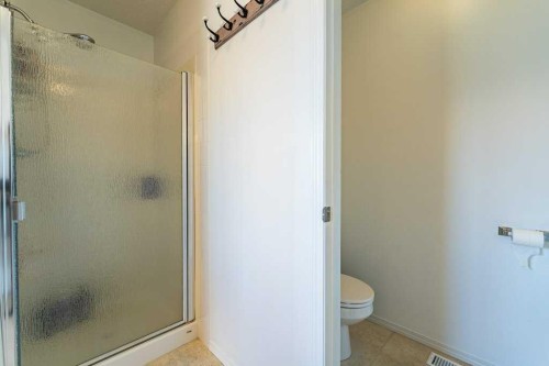 322 Rockyspring Circle Nw, Calgary, AB - Indoor Photo Showing Bathroom