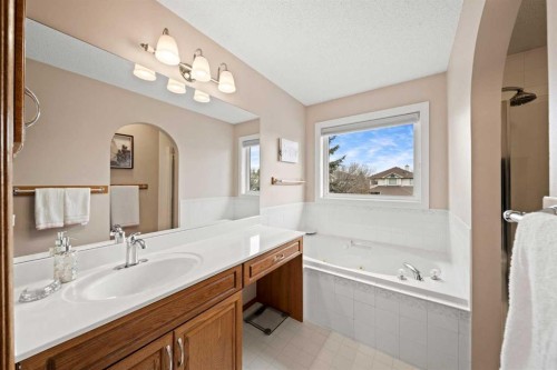 90 Riverview Circle Se, Calgary, AB - Indoor Photo Showing Bathroom
