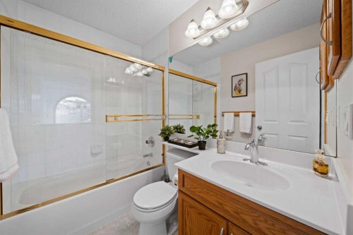 90 Riverview Circle Se, Calgary, AB - Indoor Photo Showing Bathroom