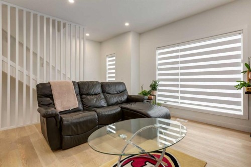 94-903 Mahogany Boulevard Se, Calgary, AB - Indoor Photo Showing Living Room