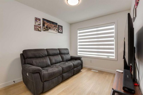 94-903 Mahogany Boulevard Se, Calgary, AB - Indoor Photo Showing Living Room