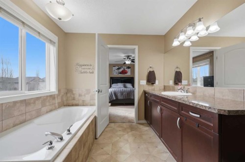 1198 Kingston Crescent Se, Airdrie, AB - Indoor Photo Showing Bathroom