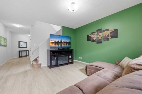 1198 Kingston Crescent Se, Airdrie, AB - Indoor Photo Showing Living Room