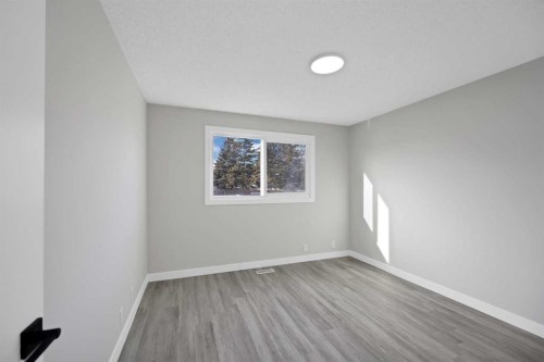4351 38 Street Ne, Calgary, AB - Indoor Photo Showing Other Room
