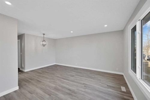 4351 38 Street Ne, Calgary, AB - Indoor Photo Showing Other Room