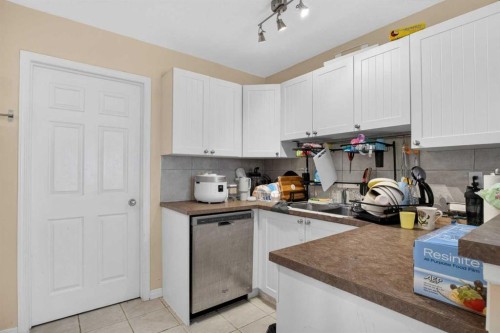 34 Simcoe Place Sw, Calgary, AB - Indoor Photo Showing Kitchen With Double Sink