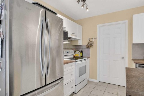 34 Simcoe Place Sw, Calgary, AB - Indoor Photo Showing Kitchen