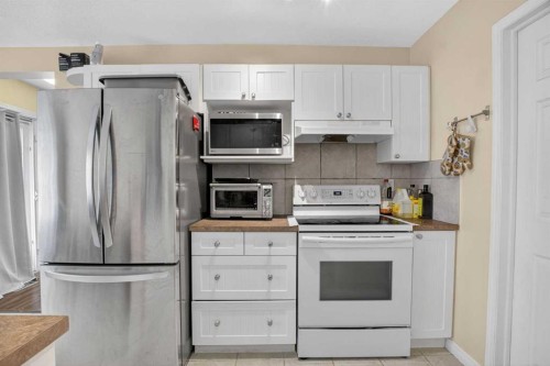 34 Simcoe Place Sw, Calgary, AB - Indoor Photo Showing Kitchen