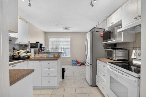 34 Simcoe Place Sw, Calgary, AB - Indoor Photo Showing Kitchen