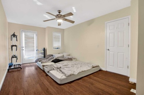 34 Simcoe Place Sw, Calgary, AB - Indoor Photo Showing Bedroom