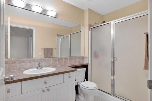 34 Simcoe Place Sw, Calgary, AB - Indoor Photo Showing Bathroom