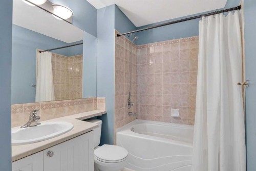 34 Simcoe Place Sw, Calgary, AB - Indoor Photo Showing Bathroom
