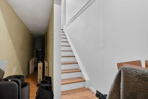 34 Simcoe Place Sw, Calgary, AB - Indoor Photo Showing Other Room