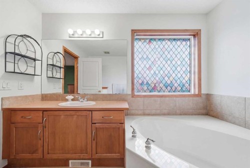 62 New Brighton Circle Se, Calgary, AB - Indoor Photo Showing Bathroom
