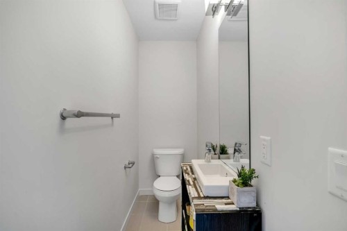 958 Sherwood Boulevard Nw, Calgary, AB - Indoor Photo Showing Bathroom