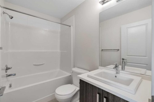 958 Sherwood Boulevard Nw, Calgary, AB - Indoor Photo Showing Bathroom