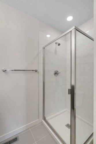 958 Sherwood Boulevard Nw, Calgary, AB - Indoor Photo Showing Bathroom