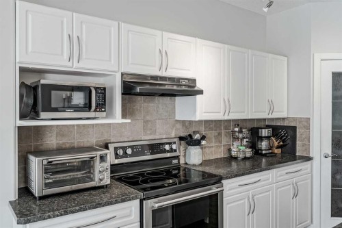 103 Bridle Estates Mews Sw, Calgary, AB - Indoor Photo Showing Kitchen
