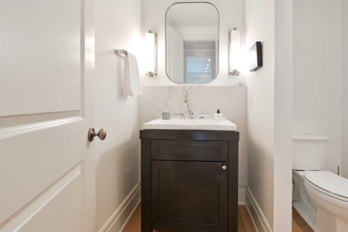 1903 48 Avenue Sw, Calgary, AB - Indoor Photo Showing Bathroom