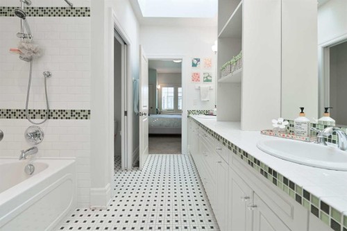 1903 48 Avenue Sw, Calgary, AB - Indoor Photo Showing Bathroom