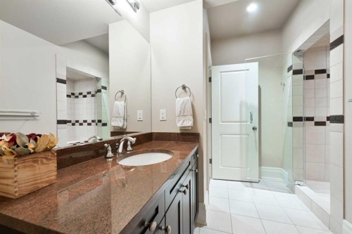 1903 48 Avenue Sw, Calgary, AB - Indoor Photo Showing Bathroom
