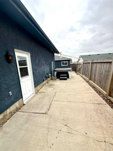 716 Bankview Drive, Drumheller, AB - Outdoor With Exterior