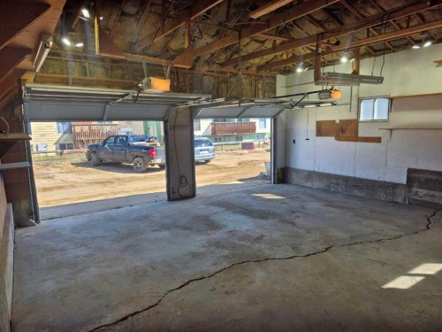 716 Bankview Drive, Drumheller, AB - Indoor Photo Showing Garage