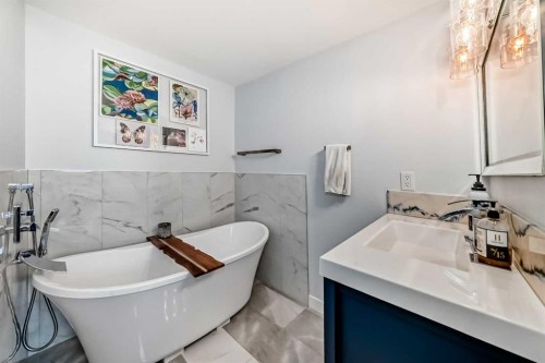 3304 46 Street Sw, Calgary, AB - Indoor Photo Showing Bathroom
