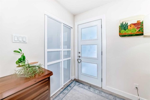 3304 46 Street Sw, Calgary, AB - Indoor Photo Showing Other Room