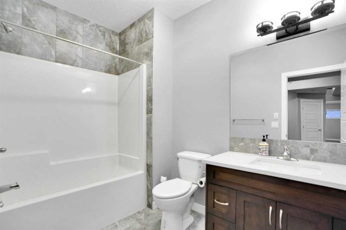 3 Muirfield Close, Lyalta, AB - Indoor Photo Showing Bathroom