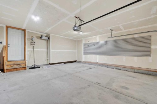 99 Evansbrooke Manor Nw, Calgary, AB - Indoor Photo Showing Garage